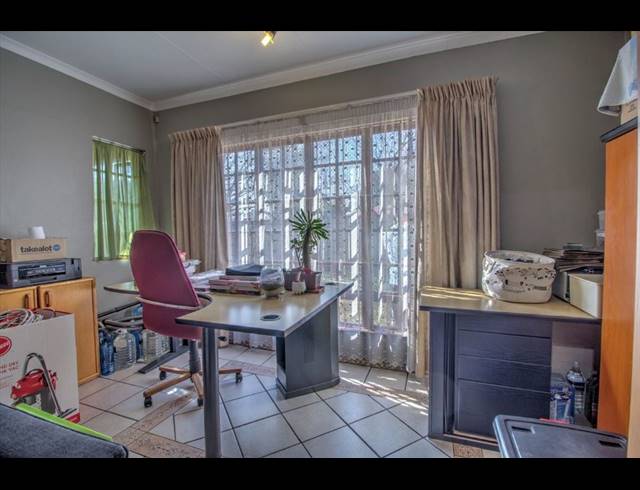 4 BEDROOM FREESTANDING FOR SALE IN KEMPTON PARK EXT 2